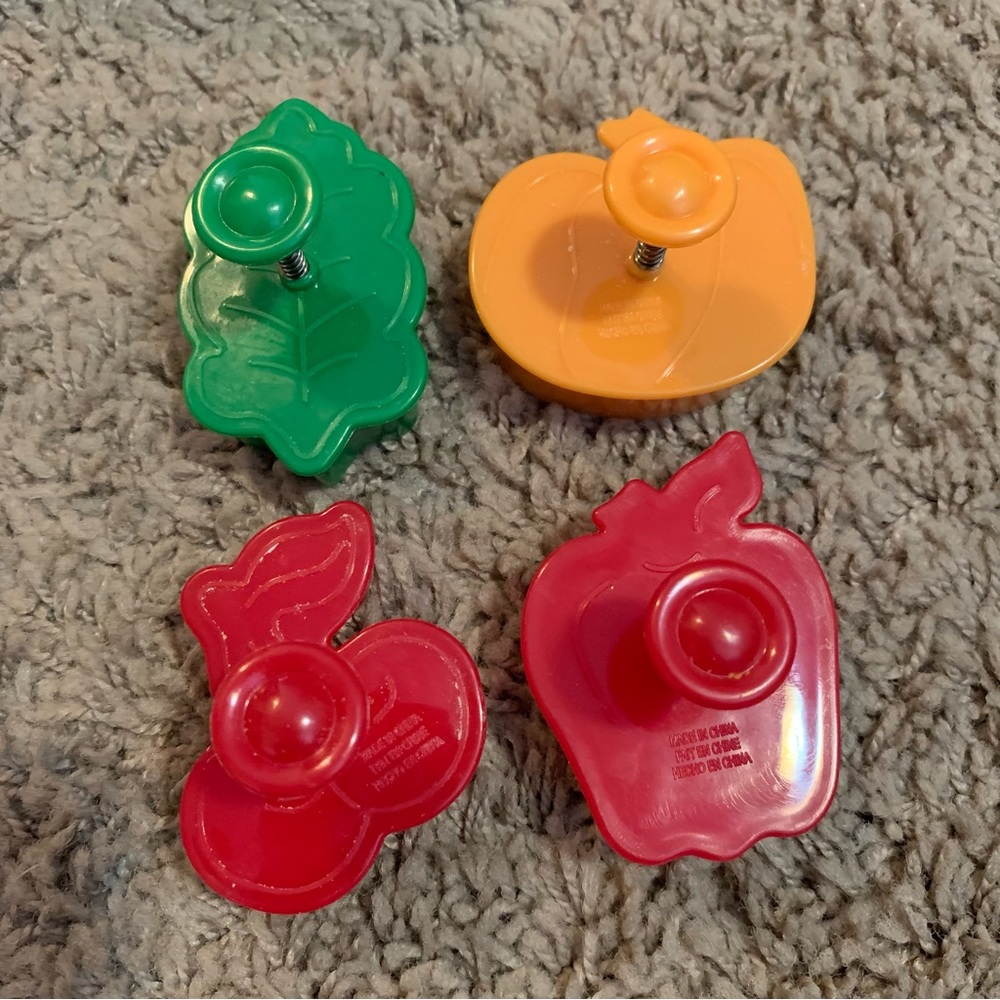 4 Pie Crust Cutters Avon